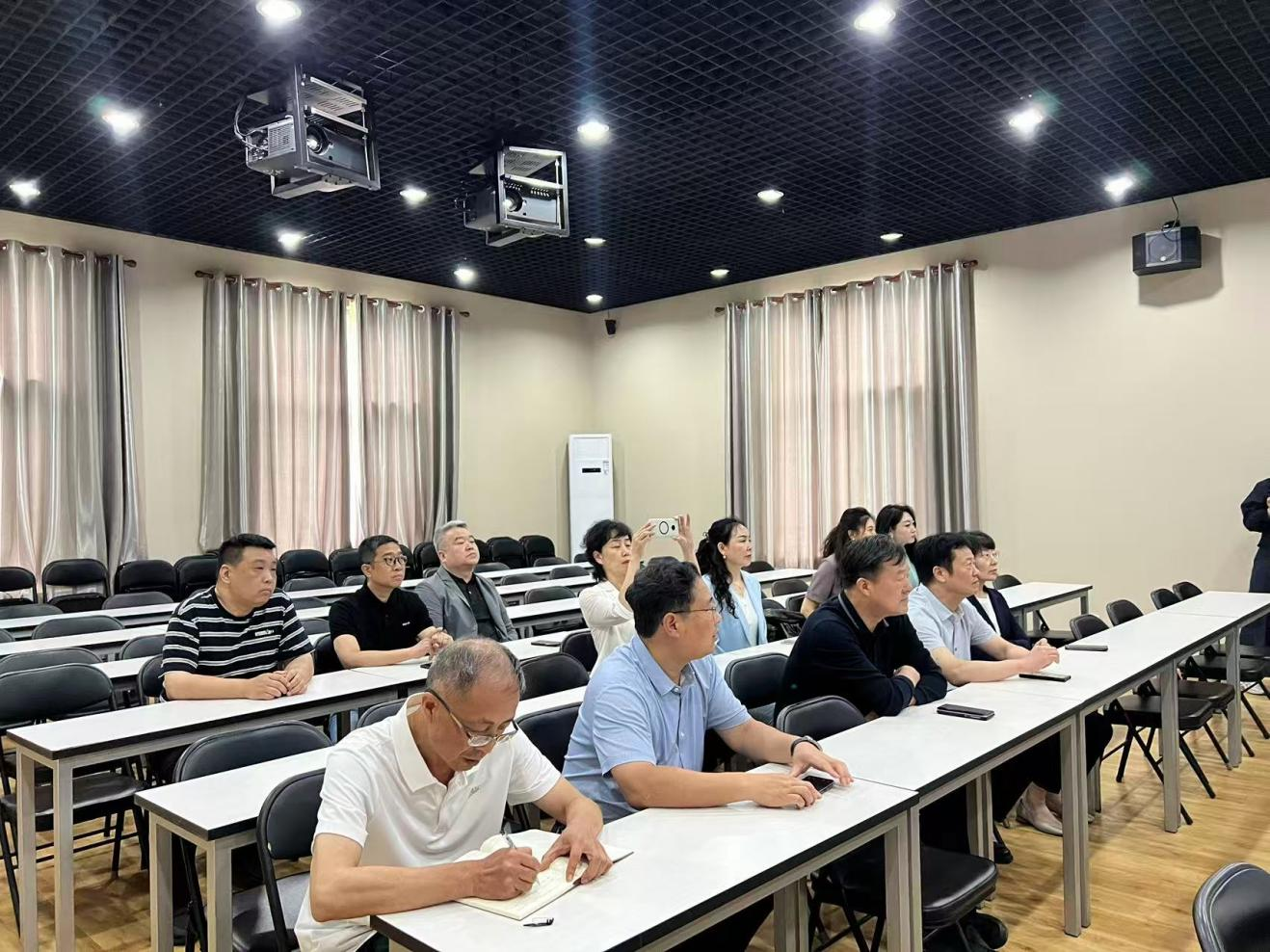 南阳市新野县政协主席一行到小汤山基地和装备中心参观交流